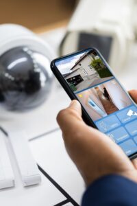 Monitorimi i një shtëpie përmes një aplikacioni në celular dhe një kamere sigurie profesionale tip dome.